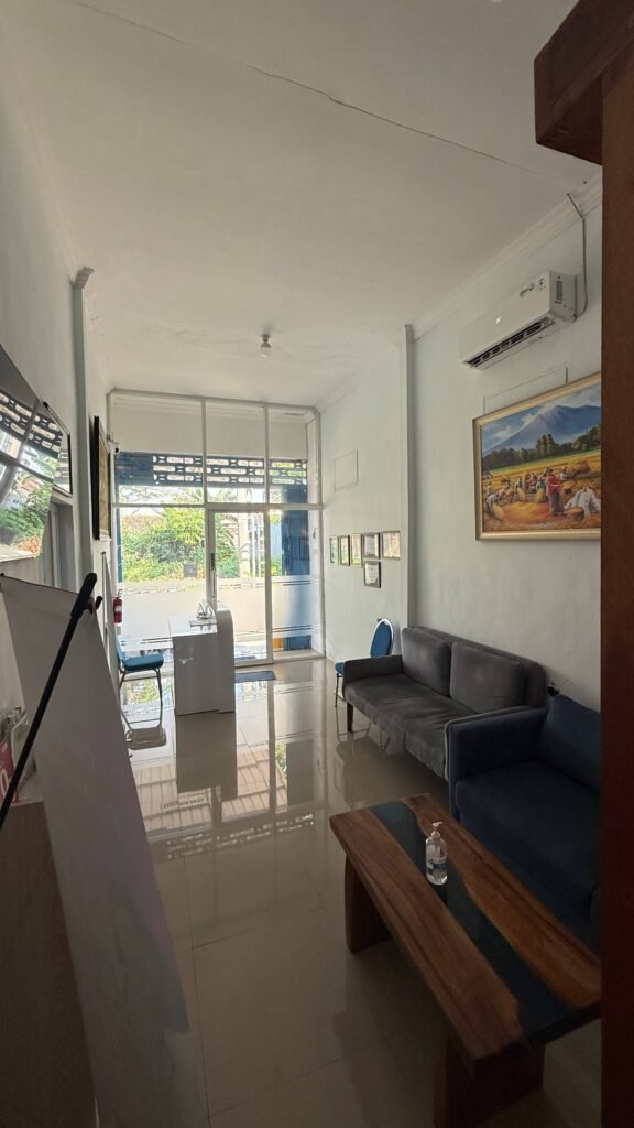 Ruang tunggu Klinik Gigi Kanari